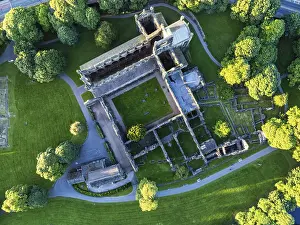 Leeds Drucke: Top Down über Kirkstall Abbey von einem Drohnen.