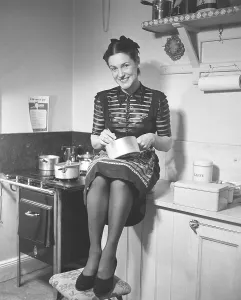 Young Woman In The Kitchen Drucke: In the kitchen 1940s