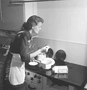Vintage Cooking Techniques Drucke: In the kitchen 1950s