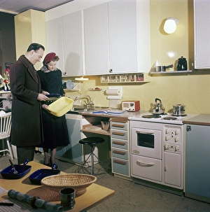 Vintage Kitchen Appliances Drucke: In the kitchen 1950s. A young couple in a kitchen designed and with objects
