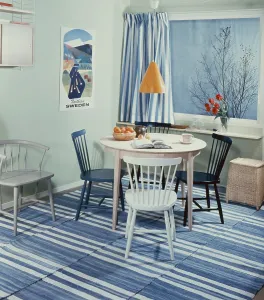 Retro Kitchen Decor Drucke: Kitchen in the past. A kitchen with a round kitchen table with four kitchen chairs