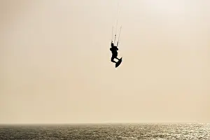 Verwandte Bilder Drucke: Kitesurfer springt, Rücklicht, Tarifa