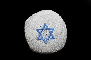 Dark Background Studio Photo Drucke: A knitted version of the kippa