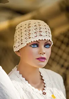 Fashionable Headgear Drucke: Knitted white cap