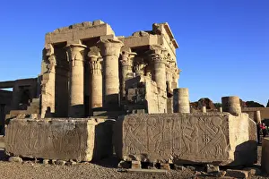 Nile River Temple Drucke: Kom Ombo Temple, columns in the temple complex on the Nile