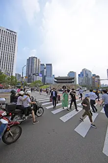 Jung Drucke: Koreaner überqueren die Straße vor dem historischen Namdaemun City Gate in Seoul