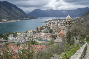 Drucke von Kotor, Montenegro - April 2018 : Der Dach und Glockenturm der Kapelle Unserer Lieben Frau der Erlösung mit Hafen und Marina von Kotor-Bucht unten Montenegro Drucke: Kotor, Montenegro - April 2018