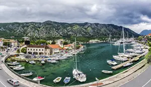 Drucke von KOTOR, MONTENEGRO, 18. JUNI: Blick auf Bucht und Schiffe am 18. Juni 2014 in Kotor, Montenegro Montenegro Drucke: KOTOR, MONTENEGRO, 18. JUNI: Blick auf Bucht und Schiffe am 18. Juni