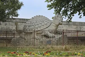 Bildhauerei Drucke: La Tarasque - moderne Skulptur aus Stein, Provence, Frankreich
