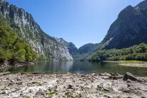 Bilder Datiert 13. Februar 2024: Laguna triangulo print andino alerce national park