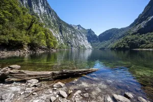 Bilder Datiert 13. Februar 2024: Laguna triangulo print alerce andino national park