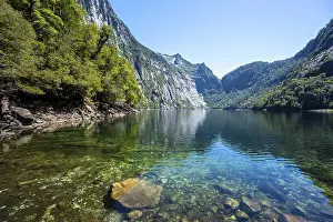 Bilder Datiert 13. Februar 2024: Laguna triangulo reflection mountains