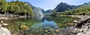 Bilder Datiert 13. Februar 2024: Laguna triangulo reflection mountains