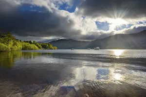 United Kingdom Travel Images Drucke: Lake with dramatic clouds and sun in spring