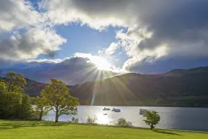 Loch Lomond Scotland Drucke: Lake with dramatic clouds and sun in spring