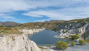 Limestone Cliffs New Zealand Drucke: Lake surrounded by limestone cliffs