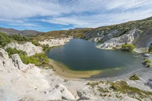 Limestone Cliffs New Zealand Drucke: Lake surrounded by limestone cliffs