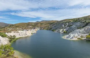 Sculpted Rock Formations NZ Drucke: Lake surrounded by limestone cliffs