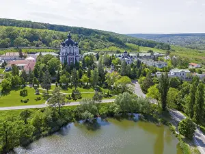 Drucke von Landschaft mit einer Kathedrale am Ufer eines Sees, umgeben von gepflegten Gärten und Hügeln, Luftaufnahme, Kathedrale der Geburt der Jungfrau Maria, Curchi-Kloster, Orhei-Bezirk, Republik Moldau Moldawien Drucke: Landschaft mit einer Kathedrale am Ufer eines Sees
