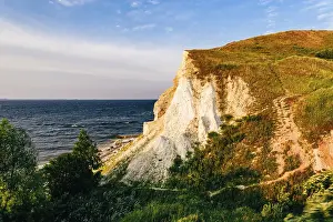 Mountainous Countryside Views Drucke: Landscape of a cliff next to the river