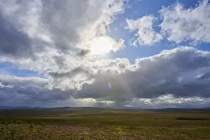 Dramatic Scottish Landscape Drucke: Landscape under dramatic sky with sunbeams and cloud formations