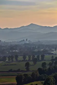 Drucke von Landschaft bei Sonnenuntergang, Podgrad, Dol pri Ljubljani, Slowenien Slowenien Drucke: Landschaft bei Sonnenuntergang, Podgrad.