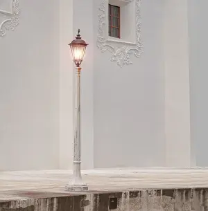 Lantern Pole Drucke: A lantern pole in a square with copy space