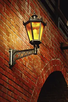 Empty Brick Walls Drucke: Lantern on the red brick wall