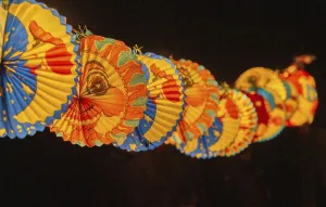 Traditional German Customs Drucke: Lanterns attached to a rope during a lantern procession