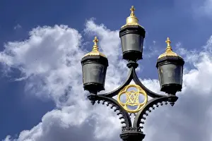 European Waterfront Scenes Drucke: Lanterns on the Thames, cloudy sky