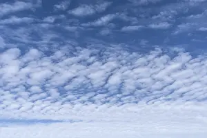 Blue Skies Europe Drucke: Large altocumulus clouds, Germany