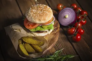 Wooden Surface Meal Drucke: Large appetizing burger with beef