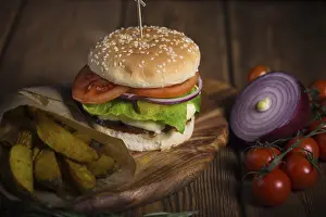 American Fast Food Drucke: Large appetizing burger with beef