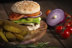 Appetizing Food Drucke: Large appetizing burger with beef