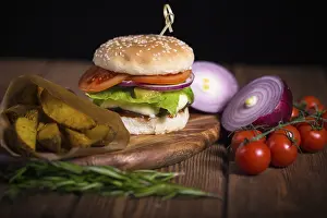 American Fast Food Drucke: Large appetizing burger with beef