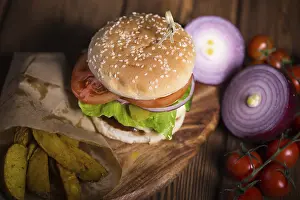 Close Up Meat Dishes Drucke: Large appetizing burger with beef
