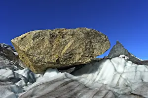 Blue Sky Mountain Range Drucke: Large boulder, on the Gorner glacier