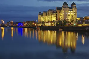 Norwegian Capital Cityscape Drucke: Large building reflected in the water