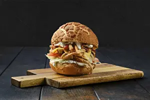 Studio Shot Of A Burger Drucke: Large burger with pulled beef