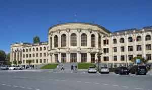 Flag Waving In The Wind Drucke: A large classical building with flags