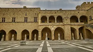 Drucke von Großer Innenhof eines Schlosses mit Statuen und einem gitterartigen Bodenmuster, Himmel ersetzt, Innenhof, Palast des Großmeisters, Ritterstadt, Stadt Rhodos, Rhodos, Dodekanes Schloss Drucke: Großer Innenhof eines Schlosses mit Statuen und einem gitterförmigen Bodenmuster.