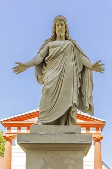 Gedenkstätte Drucke: Große Figur Jesu Christi mit ausgestreckten Armen auf dem Friedhof Neschwitz.