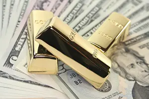 Capital Market Investments Drucke: Three large gold bars on many dollar notes