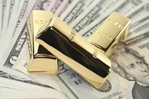 Capital Market Investments Drucke: Three large gold bars on many dollar notes