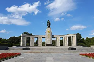 Soviet Memorial Berlin Drucke: A large monument with a statue on a platform