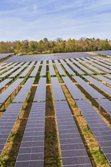Power Supply Solutions Drucke: Large number of solar modules in a row of fields spanning extensive terrain
