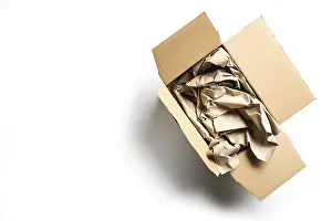Plastic Free Packaging Drucke: Large packaging for small goods on white