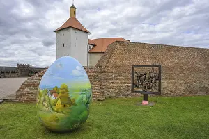 Drucke von Großes bemaltes Osterei im Schloss von Đurđevac, Koprivnica-Križevci County, Kroatien Großes bemaltes Osterei im Schloss von ?ur?evac, Koprivnica-Krievc County, Kroatien Schloss Drucke: Große bemalte Osterei im Schloss von Đurđevac.