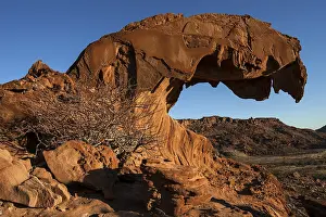 Drucke von Große Felsformation in Abendlicht, Twyfelfontein, Region Kunene, Namibia Twyfelfontein Drucke: Große Felsformation im Abendlicht.