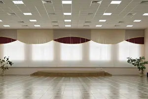 Empty Interior Space Drucke: A large room with a window and a stage